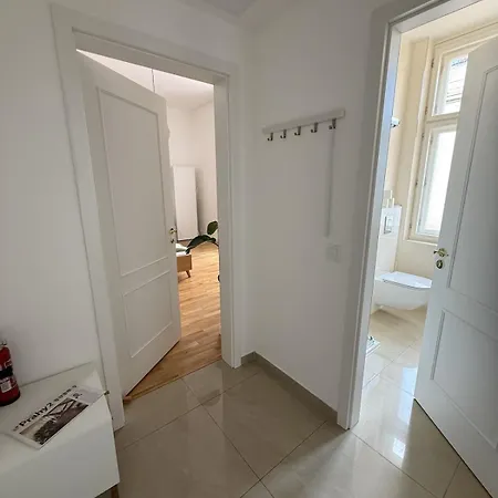 Apartament Sunny Near Namesti Miru 2 *